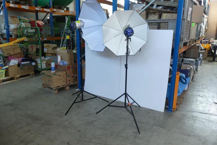 Hensel Integra 500/250 Plus Studioblitzset mit Stativen, Schirmen und Hintergrund Modell: Integra 500 Plus, Integra 250 Plus